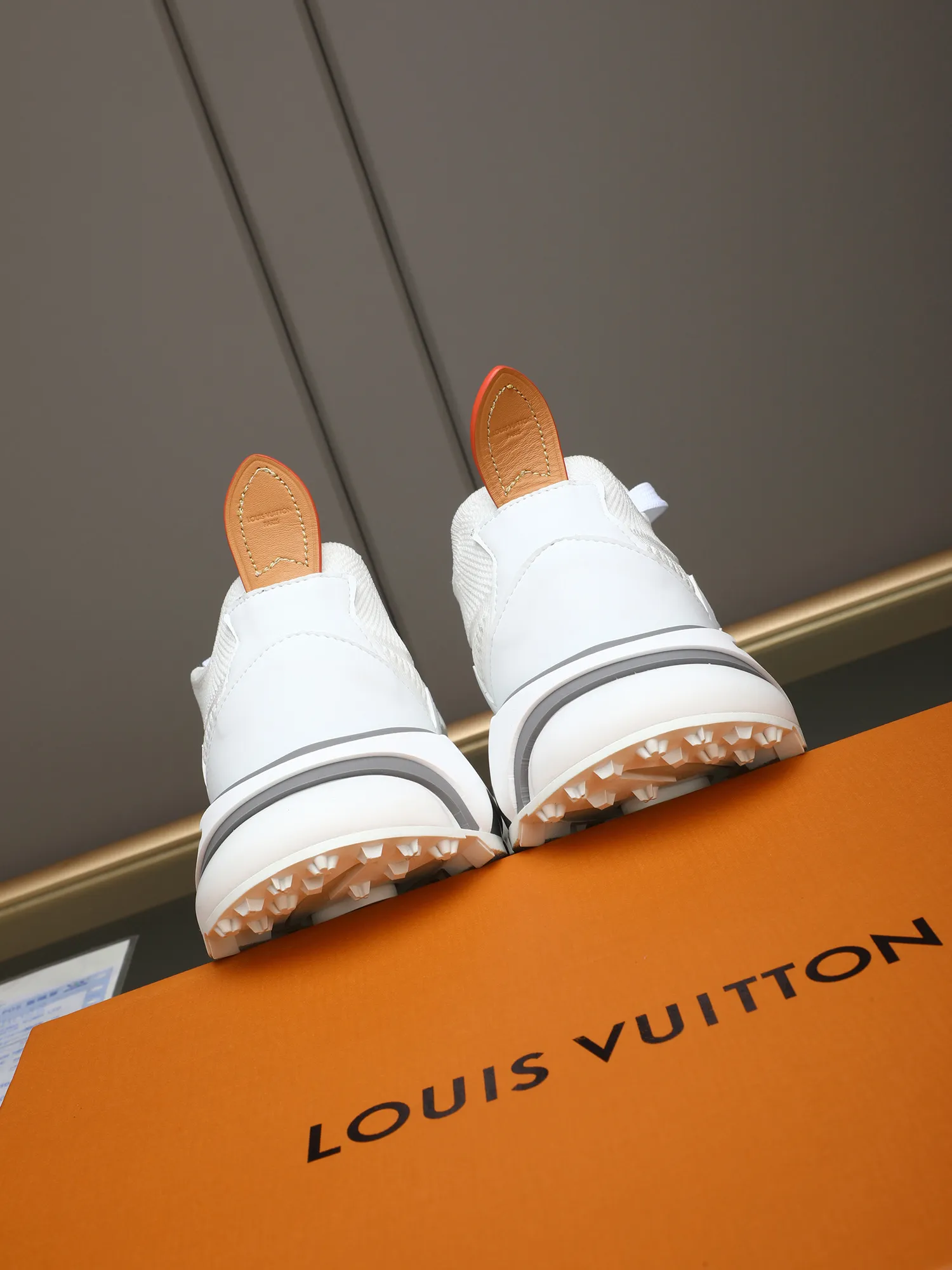 Men's Men's Shoes 💰580 LV Louis Vuitton L Jialu Brand Runner Tatic Series Thick Sole Casual Sports Shoes Running Shoes Original purchase, development and production This LV Runner Tatic sports shoe is blended with fly woven fabric material to interpret the inspiration of traditional mountaineering shoes. The LV letters are written on one side, the Louis Vuitton logo, and the light and wear-resistant rubber outsole completes the whole package. The delivery counter is exquisitely packaged🛍📦 ▪️Fabrics: Original imported custom fly-woven fabric ▪️Inner lining: Original custom-made breathable mesh ▪️Sole: Original open-molded anti-slip rubber combination material ▪️Sole thickness: 4CM ▪️Size: Men's 38-44 (45 custom-made)